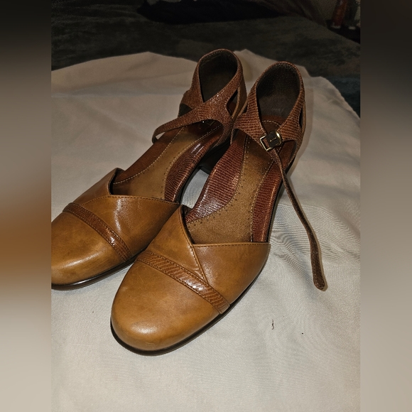 Dansko Brown Leather Heals - Picture 2 of 8